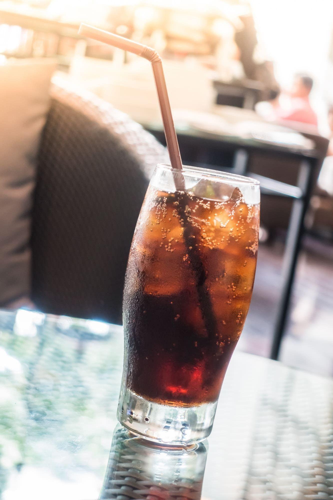 Bar à Paris proposant des champagnes, vins et cocktails dans une ambiance lounge feutrée et chaleureuse