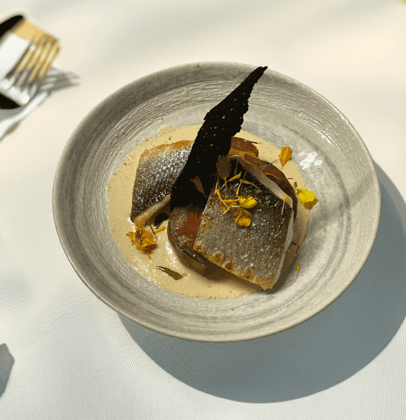 Ambiance intimiste et feutrée d’un lounge bar avec sélection de vins et champagnes