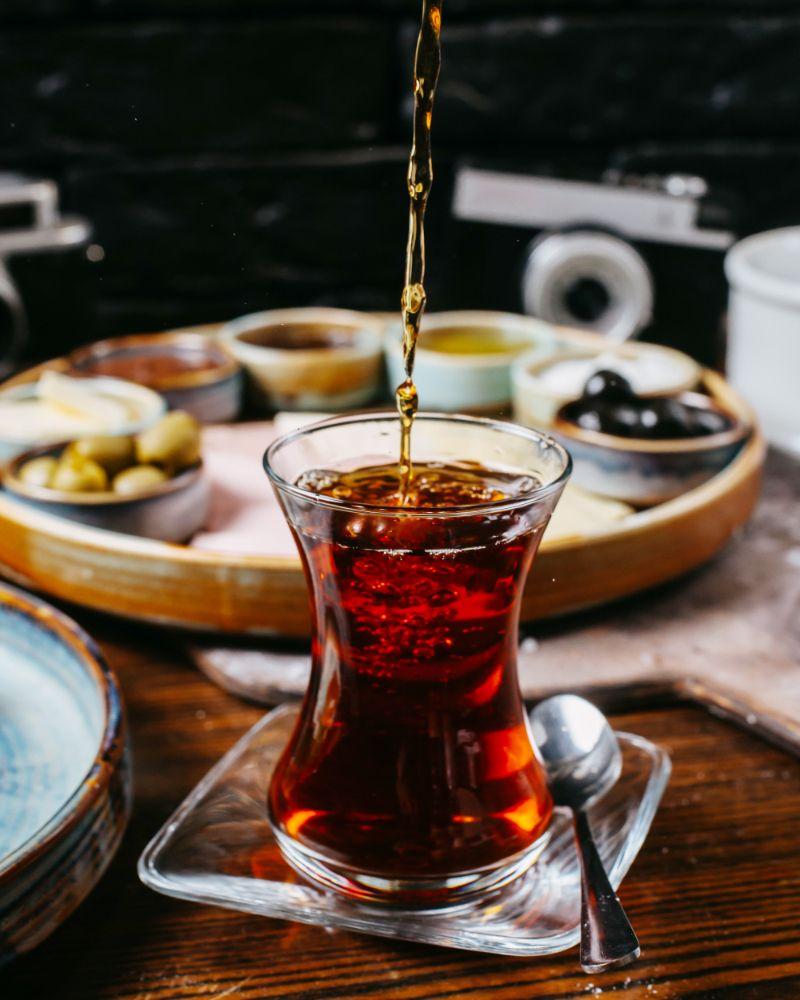 Verre de thé accompagné de mets légers sur une table