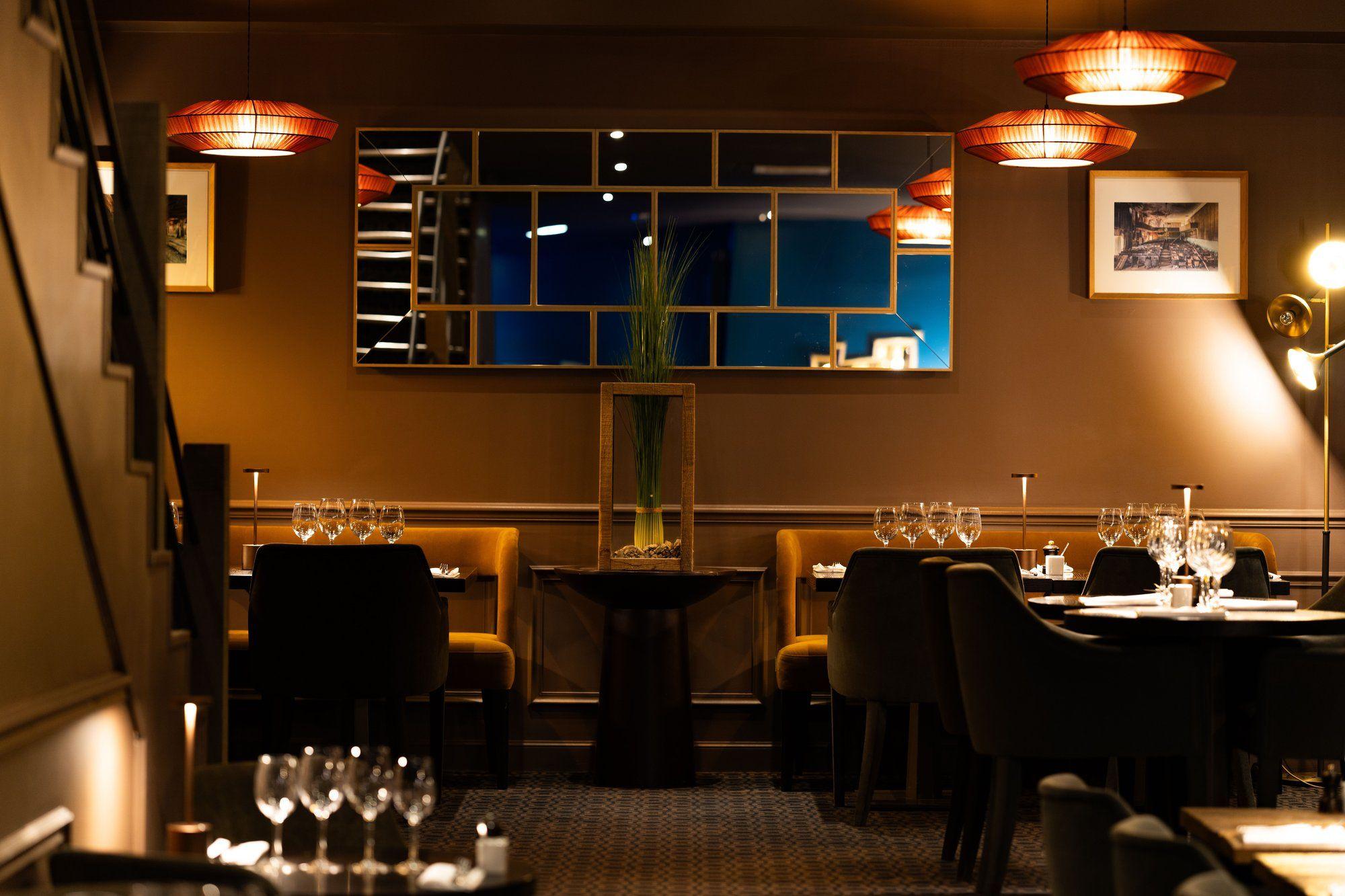 Restaurant bistro élégant avec terrasse à Paris 8 proposant une cuisine inventive et de saison dans une ambiance conviviale