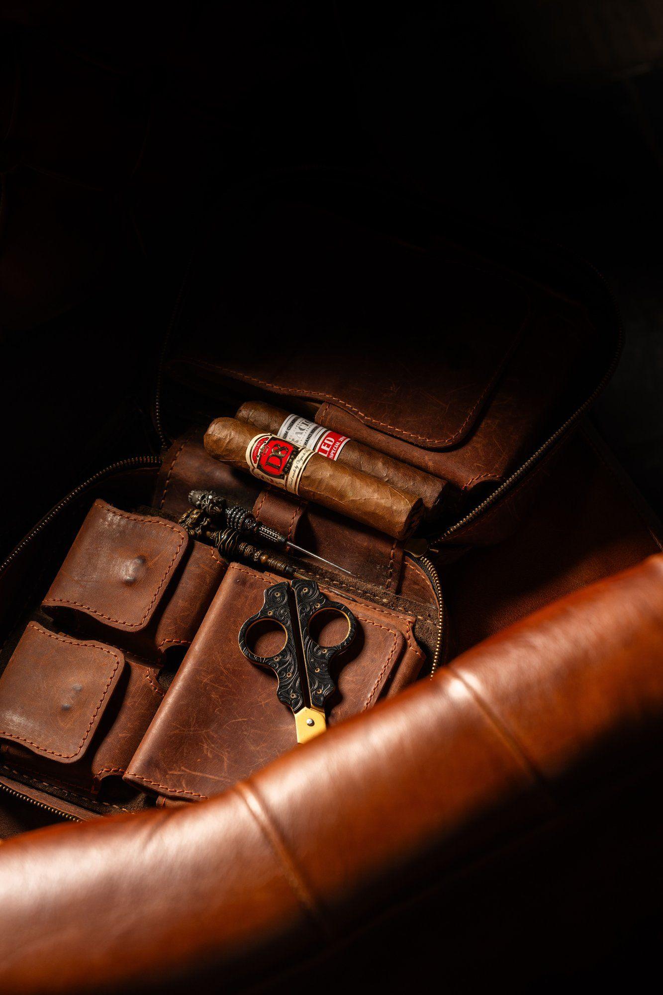 Cigar Bar et club privé à Paris offrant une sélection de cigares haut de gamme et de spiritueux de collection dans une ambiance feutrée