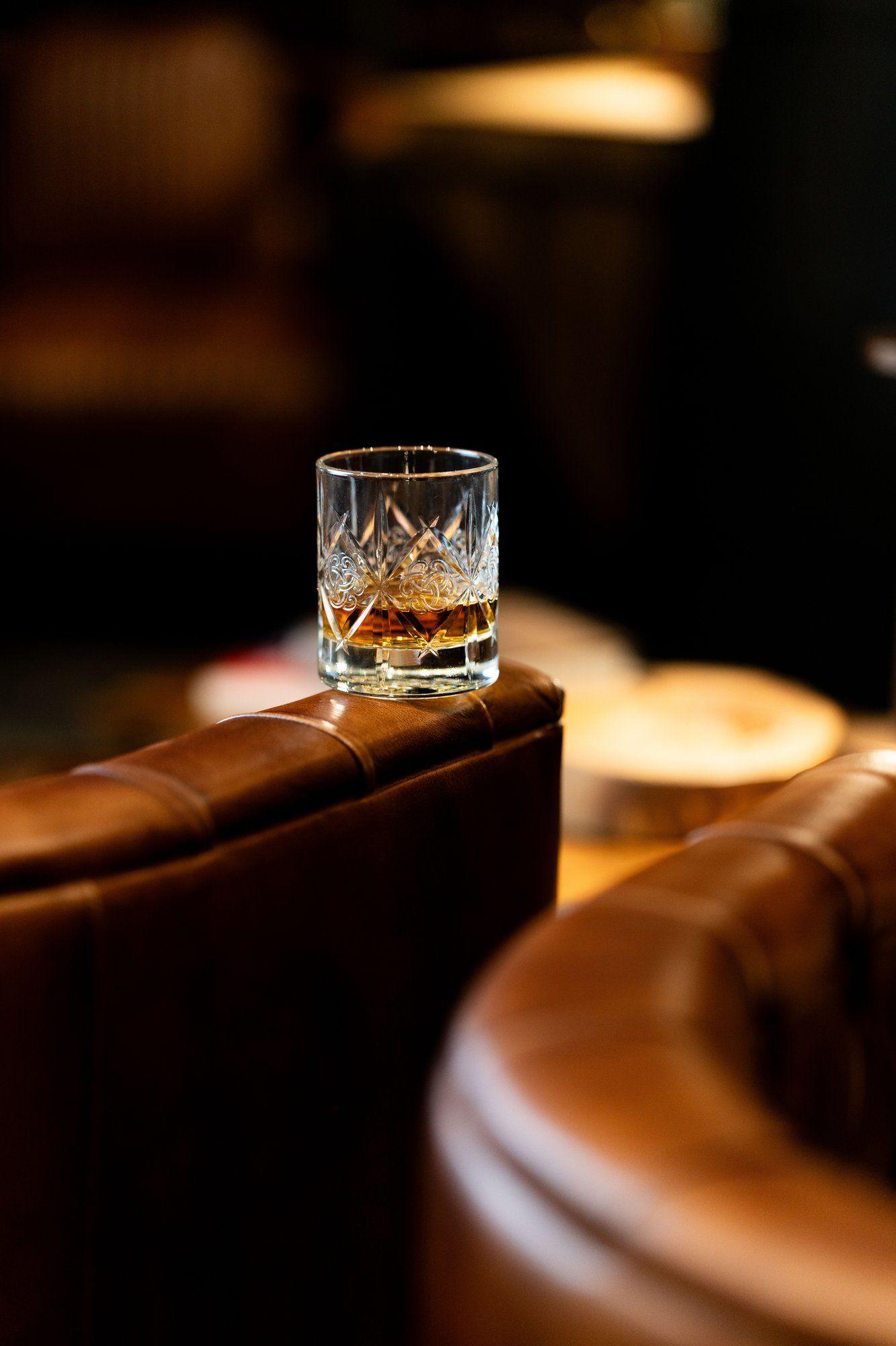 Cigar Lounge raffiné proposant une expérience sensorielle unique avec cigares d’exception et spiritueux de collection